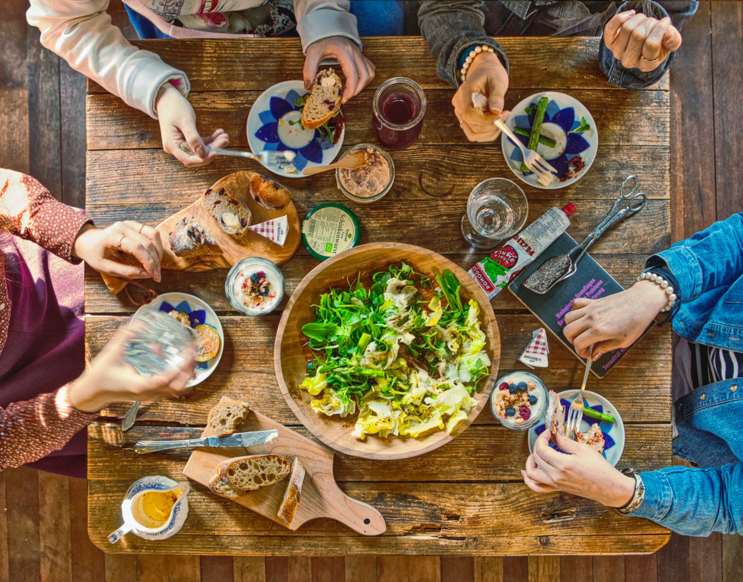 5 ways to practice mindful eating - people eating together