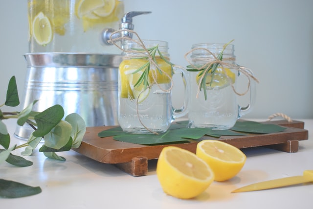 lemons in water - detox to lose weight
