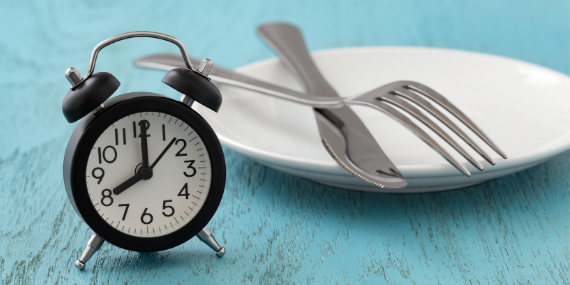 timing your meals - how intermittent fasting helps you sleep better - Heike Yates 