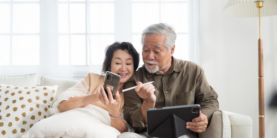 5 tips on how to rescue your empty nest marriage - couple planning on iphone