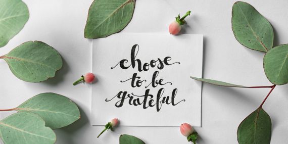 8 New Ways To Be Grateful During The Holidays - piece of paper saying choose to be grateful