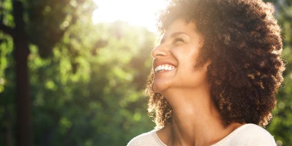 woman smiling into the sun. feeling confident in midlife. mindset matters. heike yates.